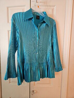 Magic Scarf Aqua Pleated Top. Fits S to XL. Like New.
